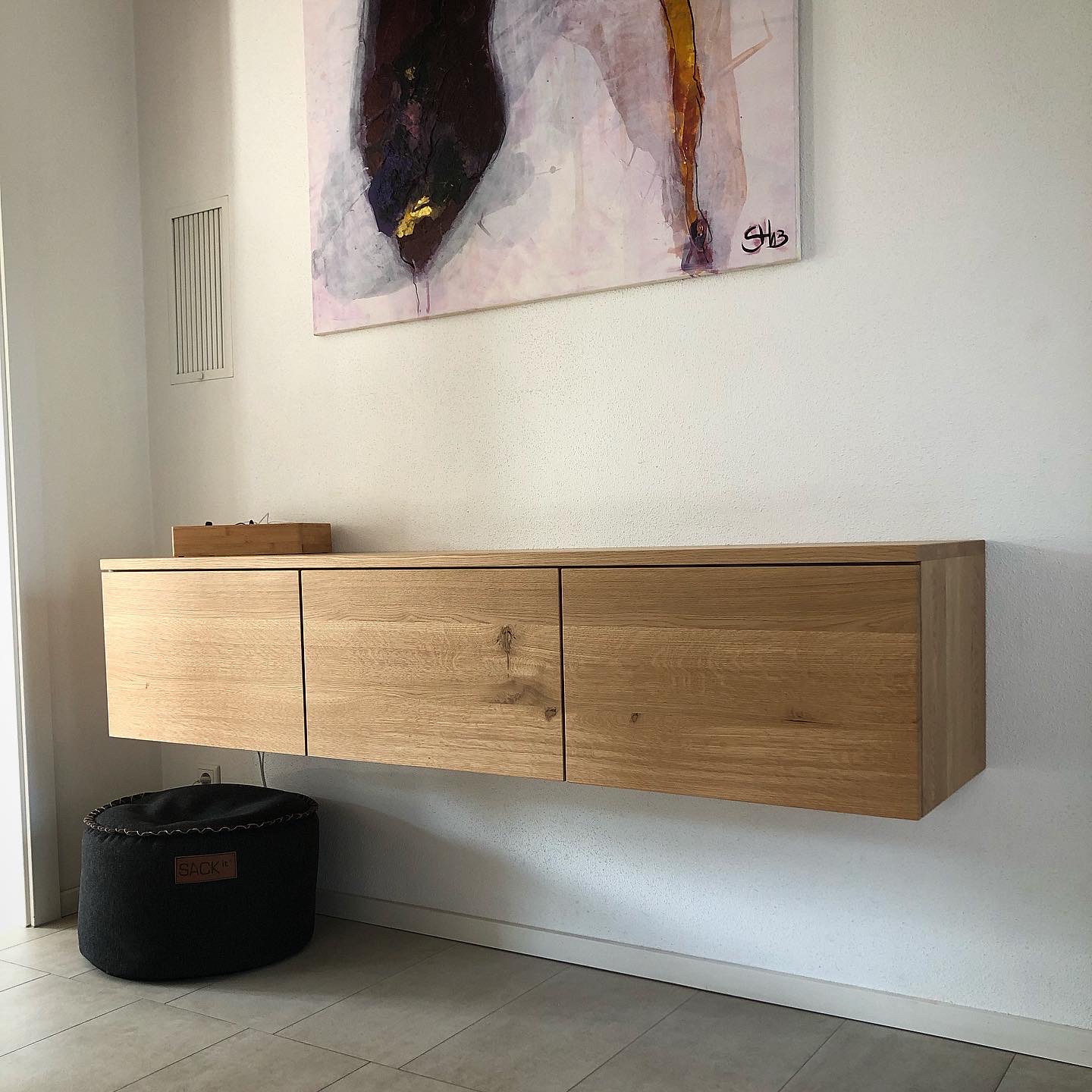 Schwebendes Sideboard aus massiver Eiche