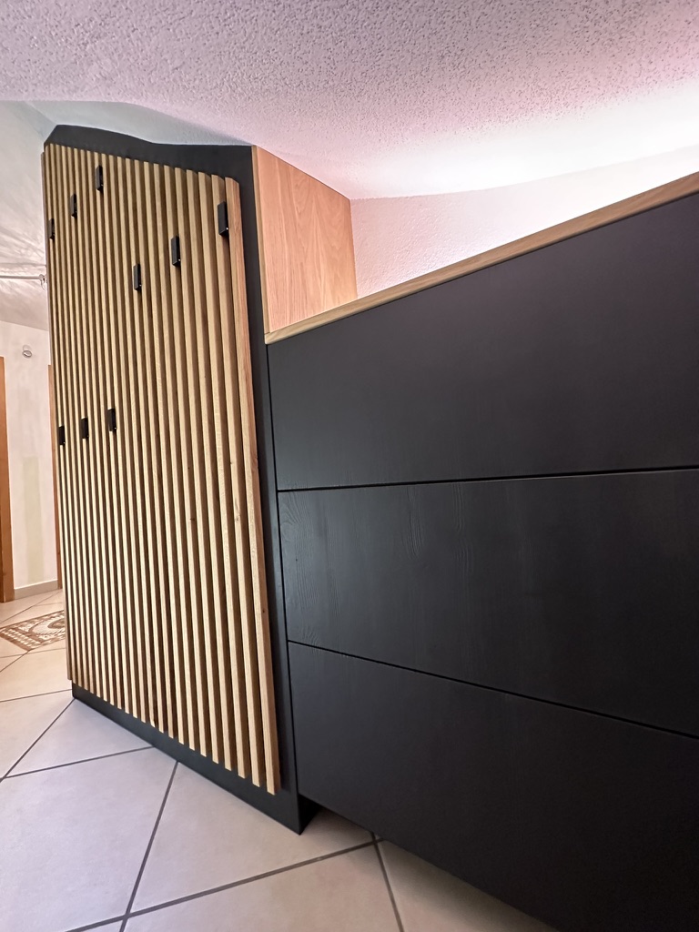Einbauschrank unter Dachschräge mit Lamellen-Design