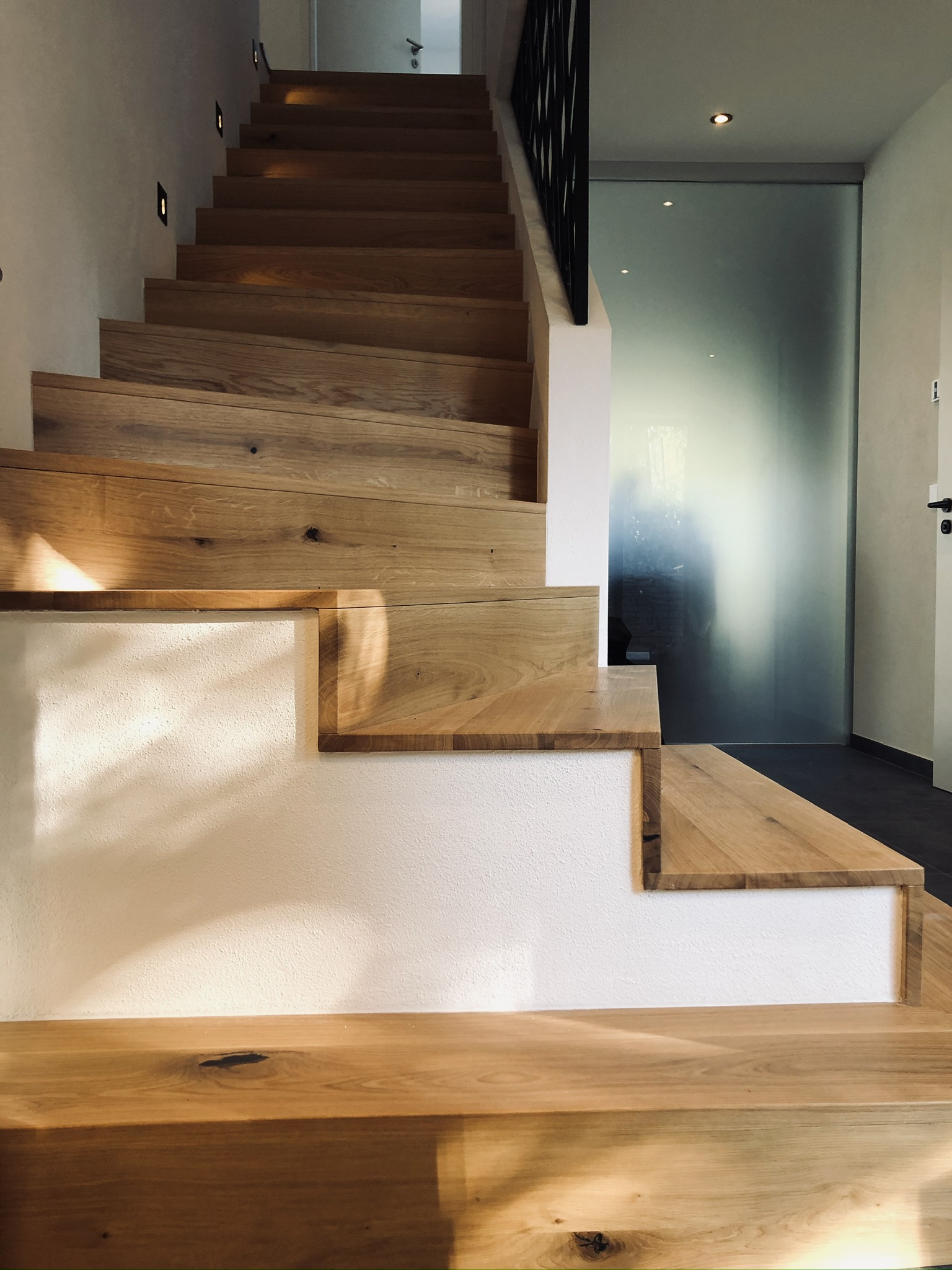 Moderne Treppe aus massiver Eiche