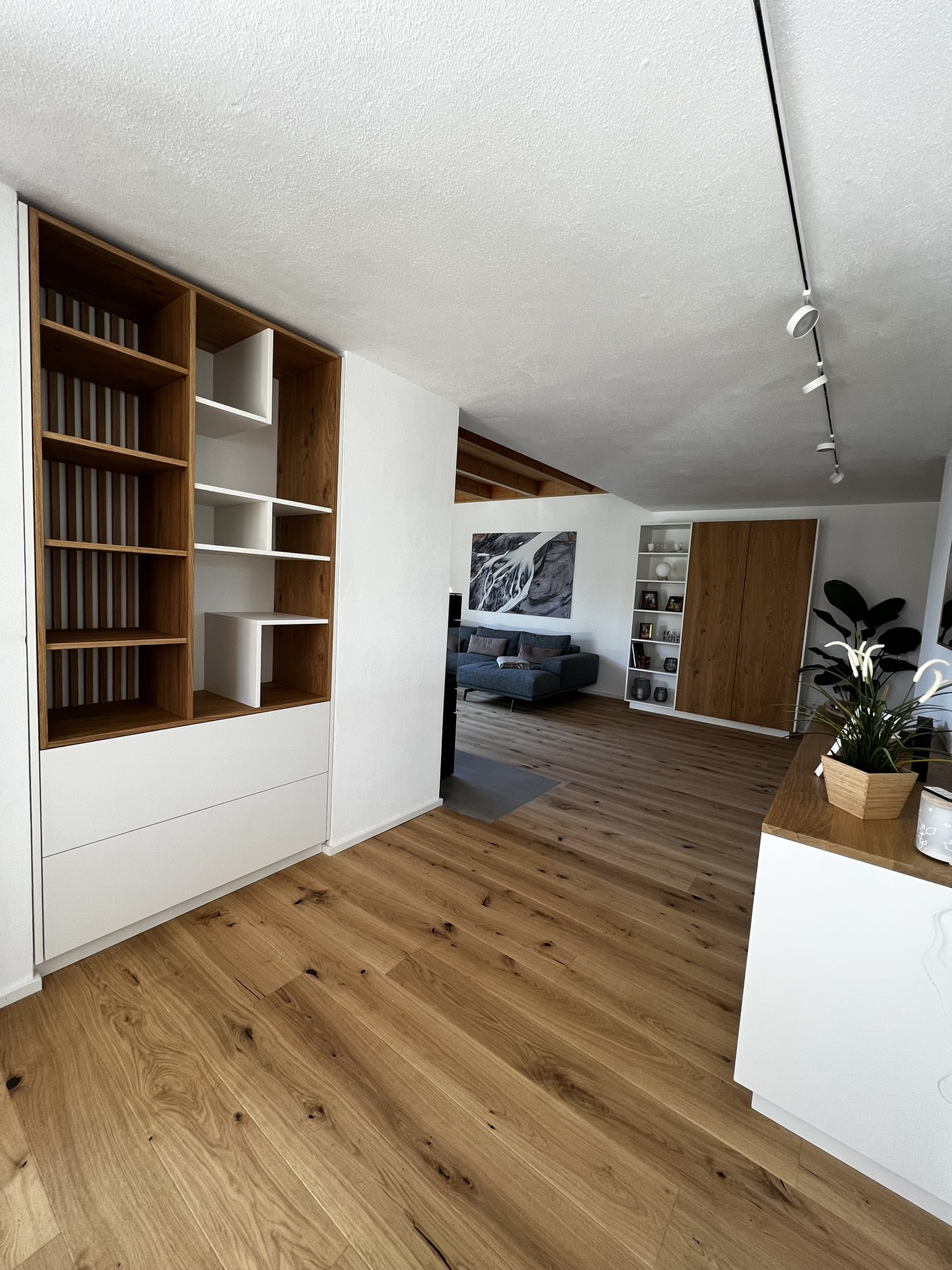 Moderner Innenausbau mit Holzlamellen und Einbauten — Vorschau 2