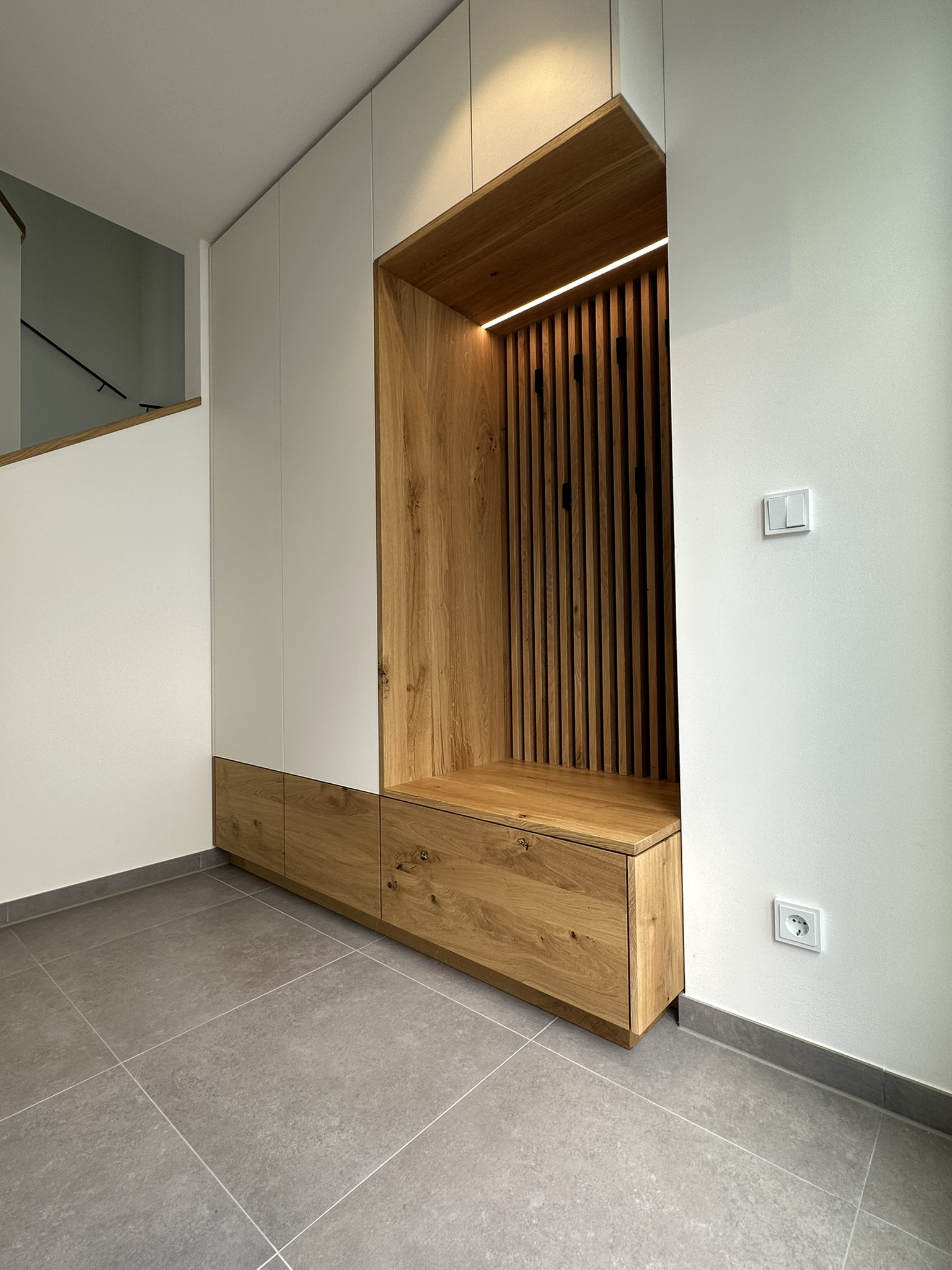 Einbauschrank mit Garderobenlösung in Eiche & Weiß