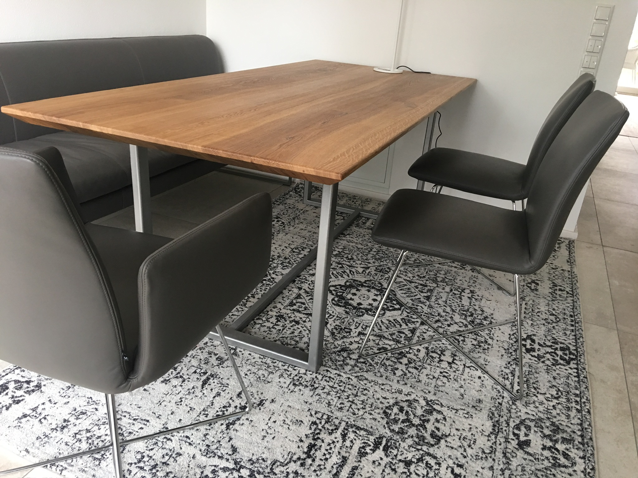 Moderner Esstisch mit Massivholzplatte